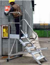 Escabeau plateforme 5 marches avec rampe largeur 80 cm en extérieur avec un homme dessus