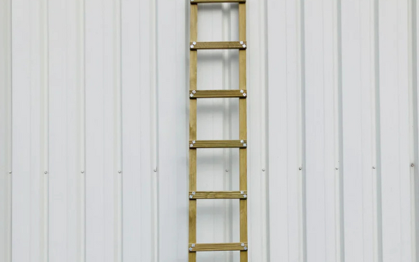Comment fixer une échelle de toit en bois ?