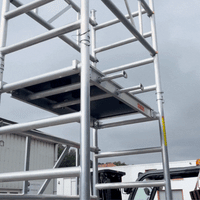 GIF montrant les barres de support de matériel – Mini échafaudage Mini-Tower pour accrocher outils et matériaux