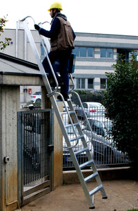 Échelle professionnelle aluminium à sortie frontale 600 mm avec garde-corps de 1 m