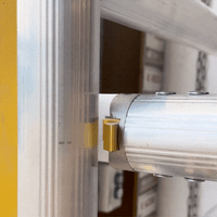 GIF montrant la fermeture à clic du garde-corps – Mini échafaudage Mini-Tower sécurisé