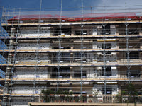 Échafaudage de façade F3000 sur immeuble, garde-corps de montage en sécurité
