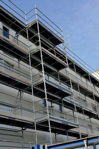 Échafaudage F3000 et Multi 4X à lisses et sous-lisses sur immeuble