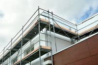 Échafaudage de façade F3000 monté en angle de bâtiment