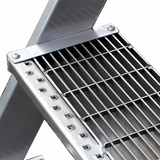 Détail d’une marche grillagée antidérapante en aluminium pour une sécurité accrue lors du travail en hauteur.