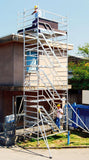 Tour escalier roulante aluminium installée sur chantier pour accéder à une toiture-terrasse